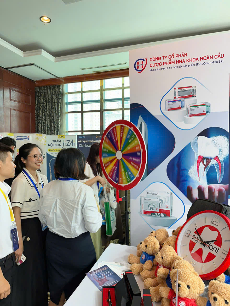 Gian hàng 12-13 của Công ty Cổ phần Dược phẩm Nha khoa Hoàn Cầu tại hội nghị nha khoa trẻ em VAPD 2025.