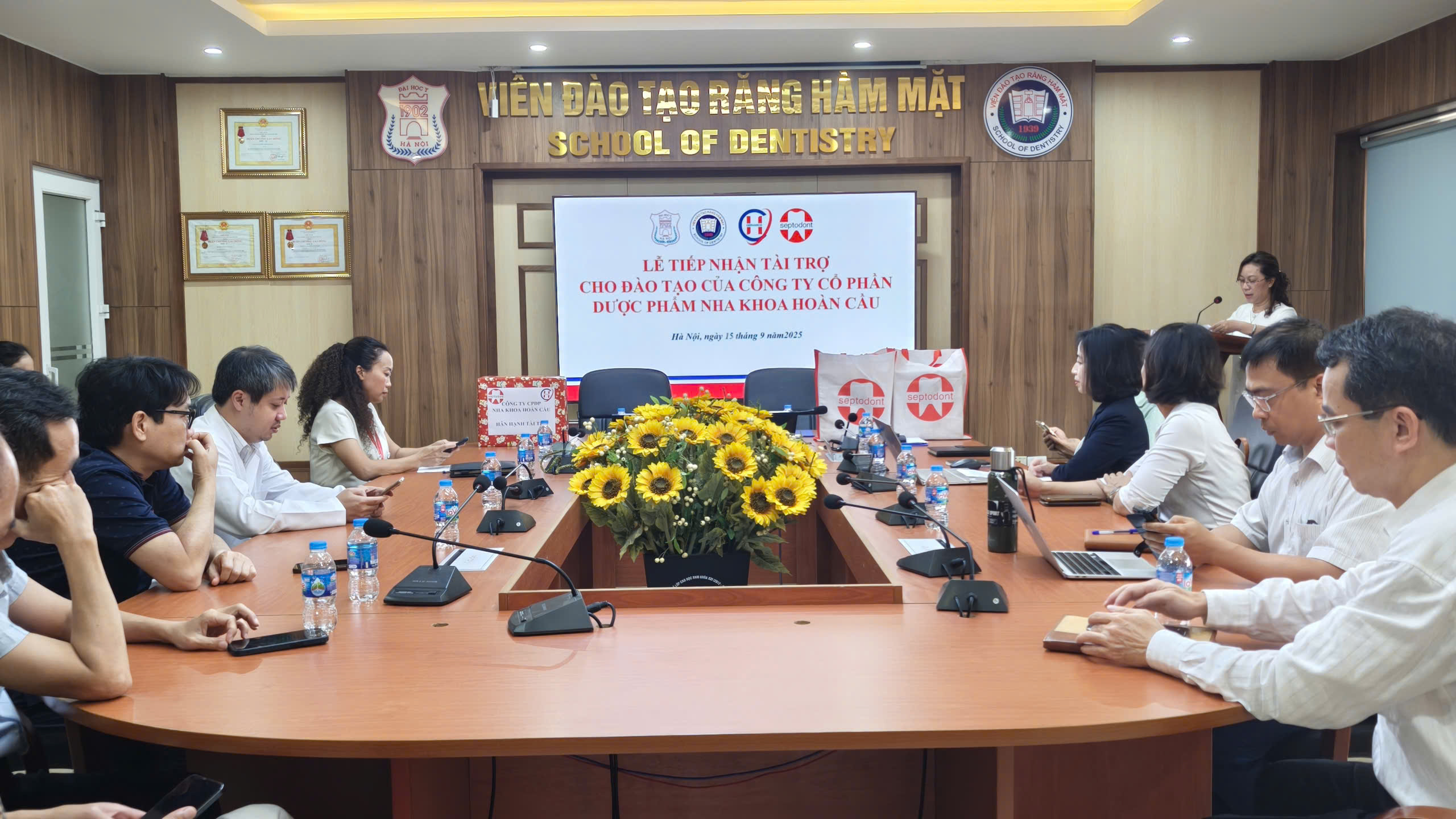 Dược Hoàn Cầu - Tiếp nhận tài trợ cho đào tạo 2