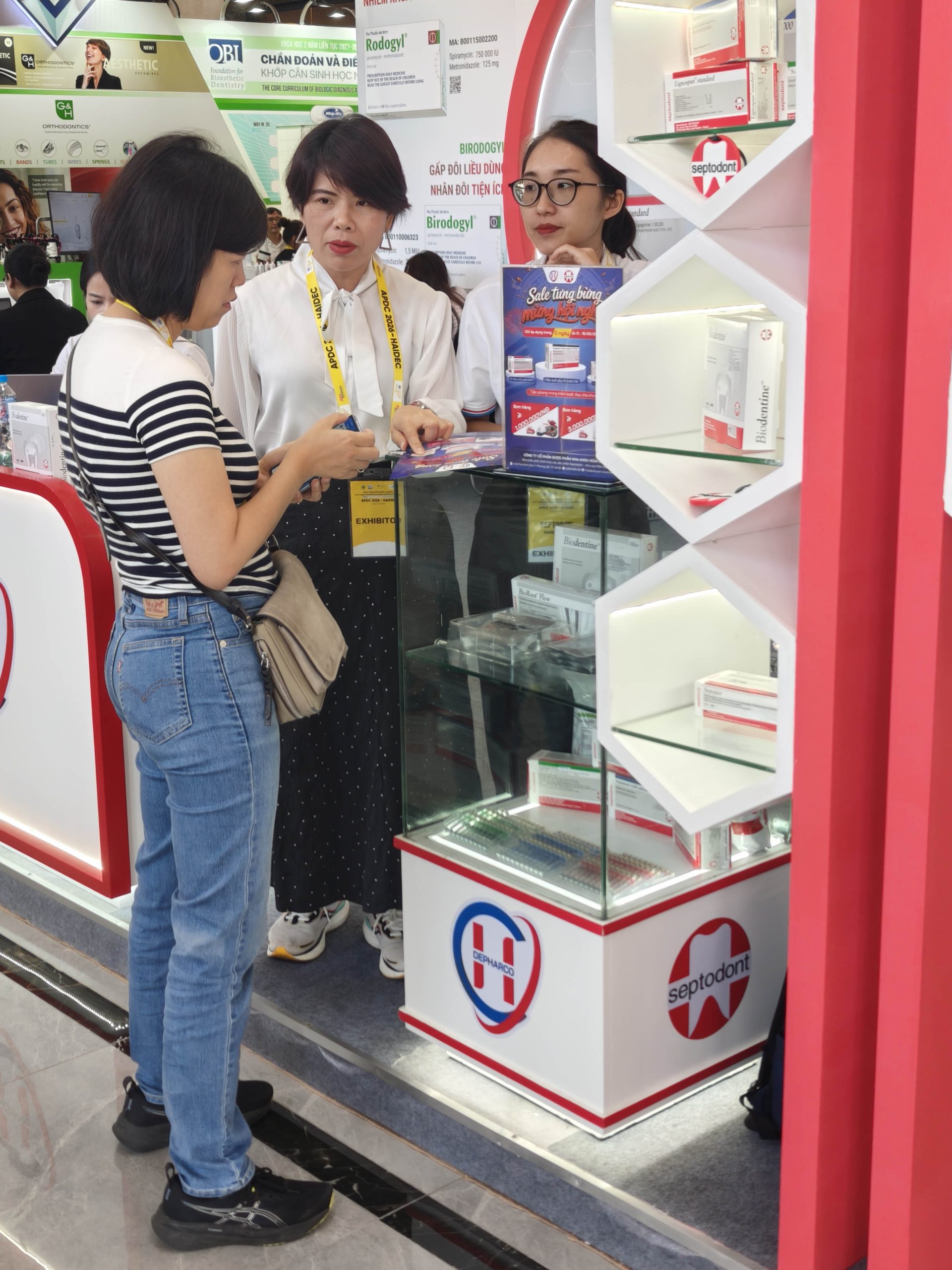 Bác sĩ nha khoa ghé thăm gian hàng Dược Hoàn Cầu