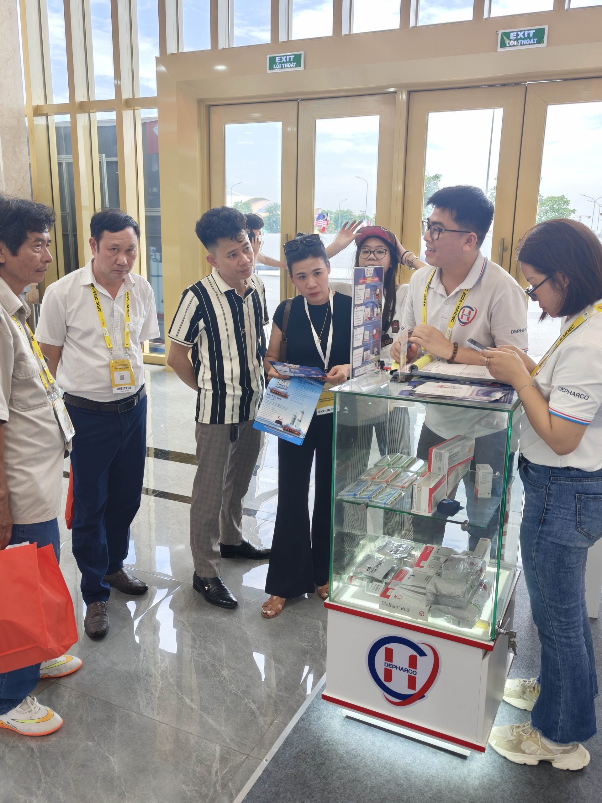 Bác sĩ nha khoa ghé thăm gian hàng Dược Hoàn Cầu