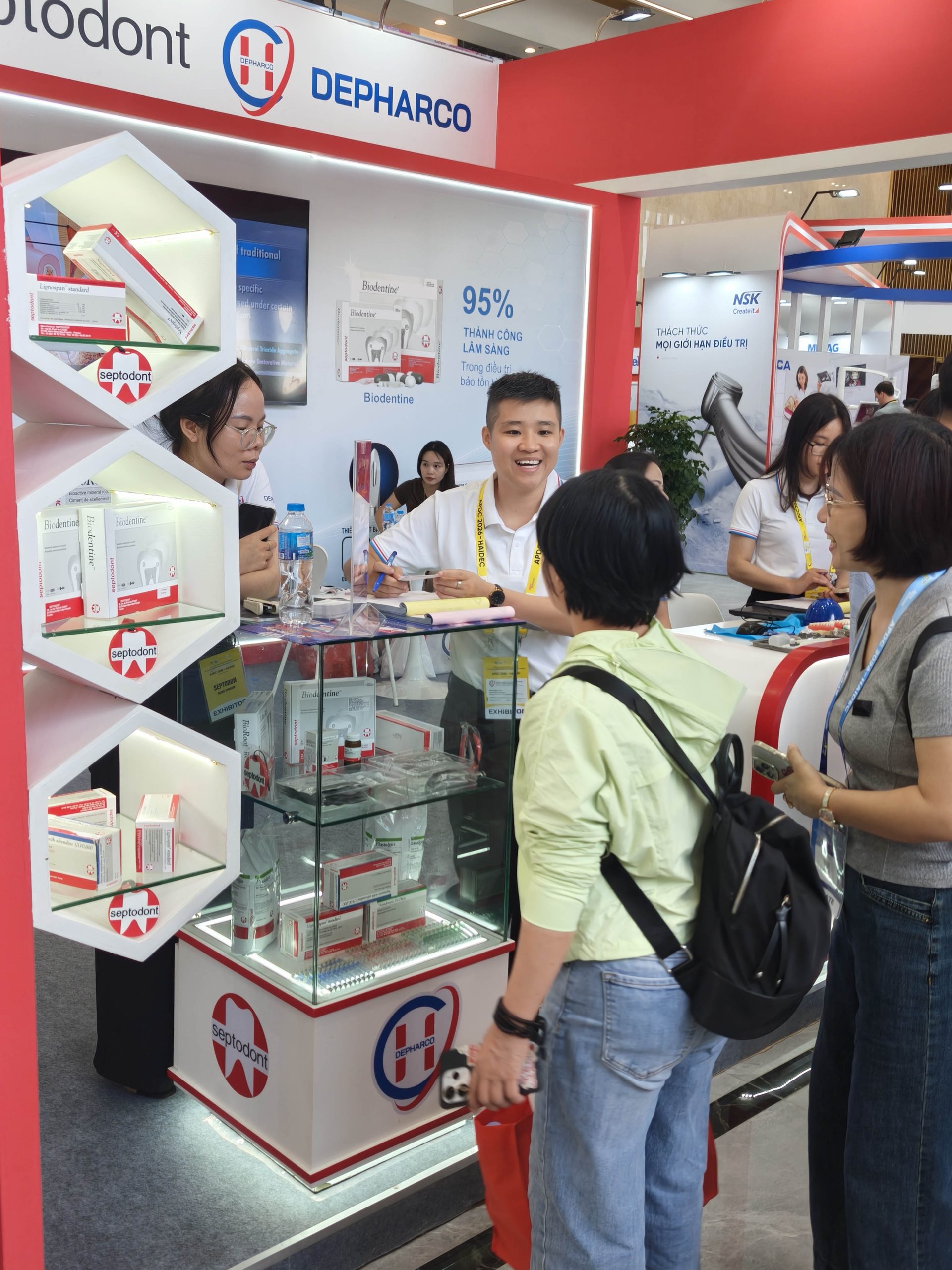 Bác sĩ nha khoa ghé thăm gian hàng Dược Hoàn Cầu