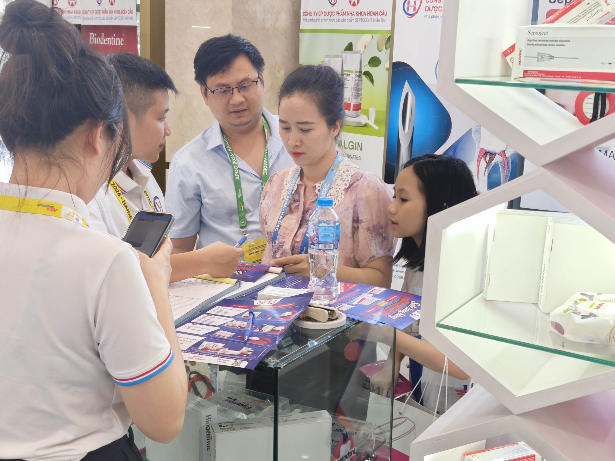 Bác sĩ nha khoa ghé thăm gian hàng Dược Hoàn Cầu