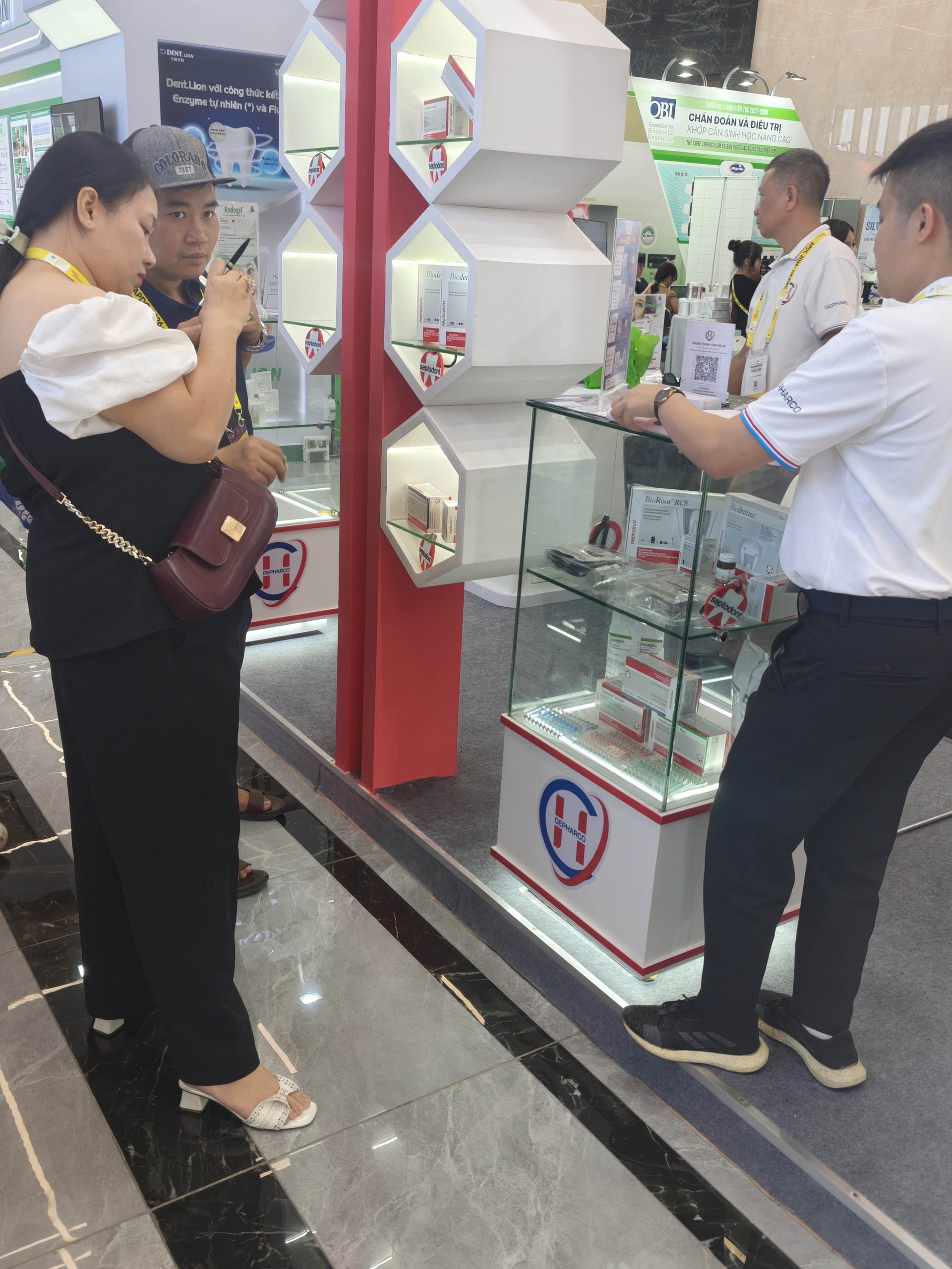 Bác sĩ nha khoa ghé thăm gian hàng Dược Hoàn Cầu