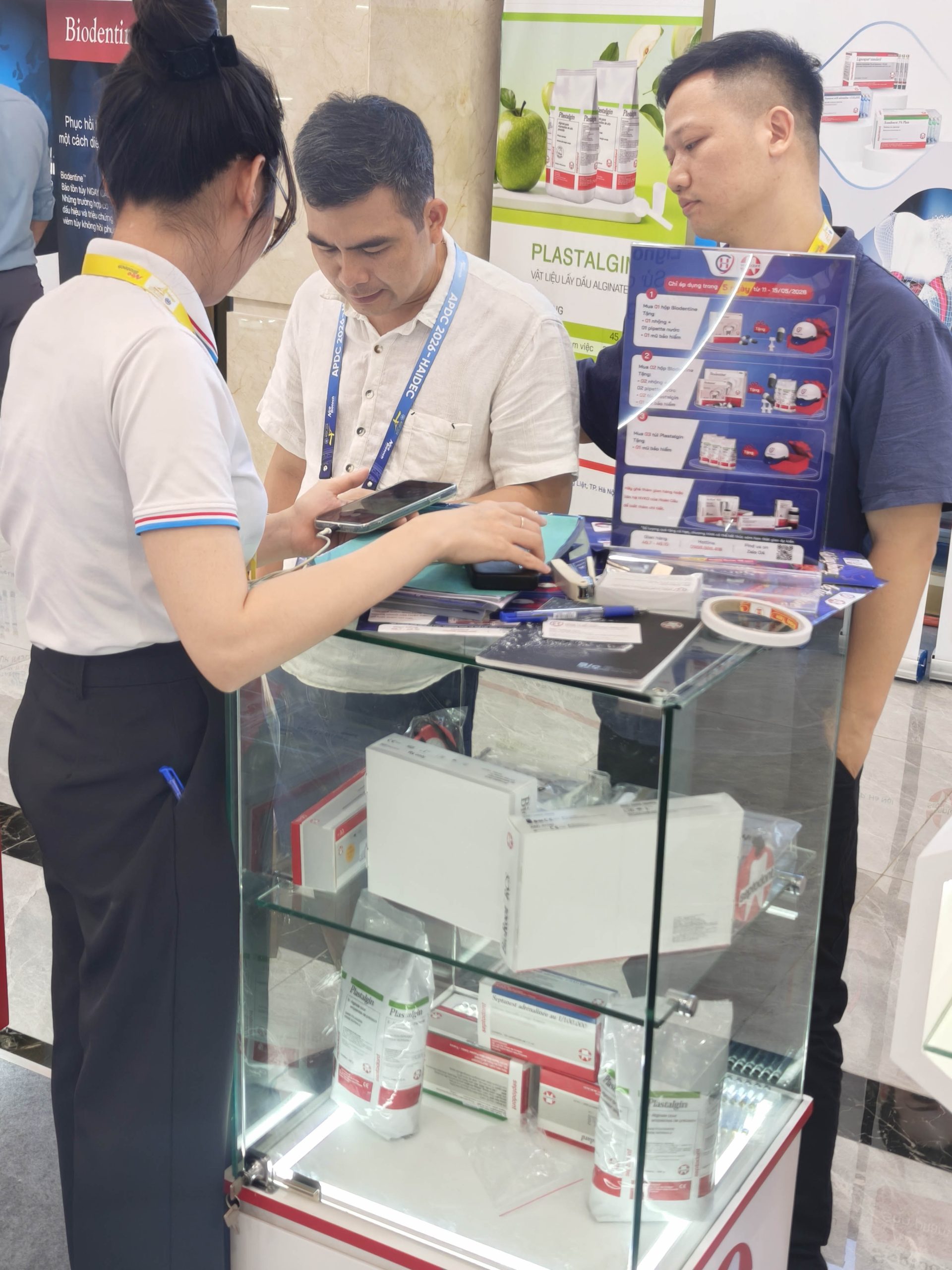 Bác sĩ nha khoa ghé thăm gian hàng Dược Hoàn Cầu